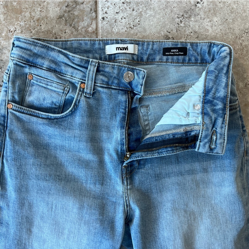 Mavi Anika Mid-Rise Crop Flare w/ Raw Hem, Light Brush Flex Blue, size 28/27 - Picture 12 of 13